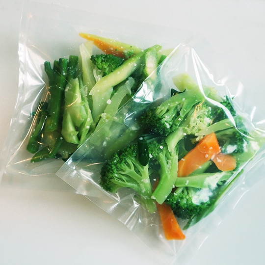 出来上がった副菜が届くから開けるだけで食べられる！